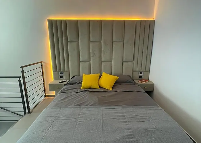 Joivy Exclusive 2-bedroom With Private Garden - 5 Minutes From The Colosseum Villa *