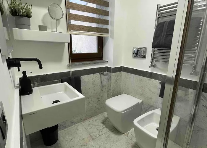 Joivy Exclusive 2-bedroom With Private Garden - 5 Minutes From The Colosseum Villa